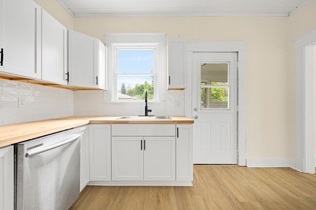 Building Photo - 3 bedroom house in Kendallville! CHRISTMAS SPECIAL!!