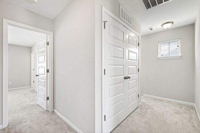 Building Photo - Beautiful 4BR End-Unit Townhome in Prime Apex Location!