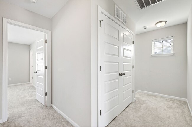 Building Photo - ***Pending*** Beautiful 4BR End-Unit Townhome in Prime Apex Location!