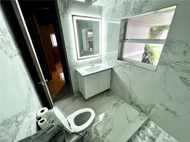 Building Photo - 720 NE 28th Ave