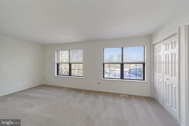 Building Photo - 10 Liberte Ln