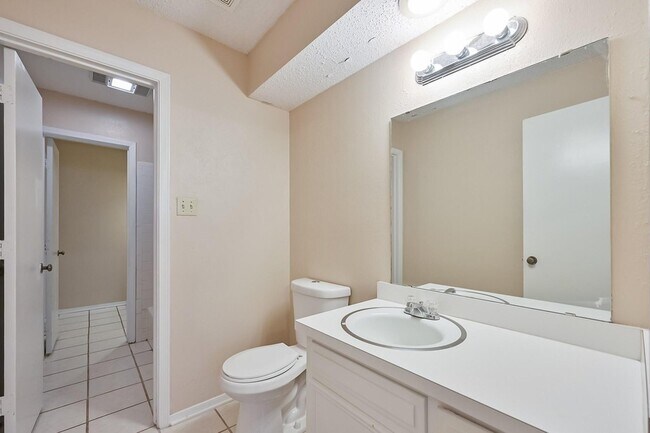 Building Photo - 2704 St George Pl
