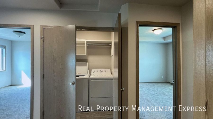 Building Photo - 3 Bed 2.5 Bath Townhome