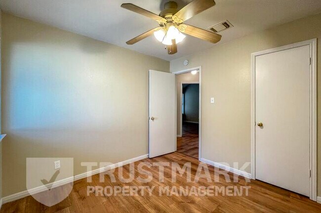 Building Photo - 2407 Armadillo Dr