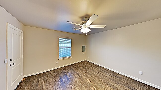 Building Photo - Great 3 Bedroom 2 Bath Duplex Near Tinker AFB