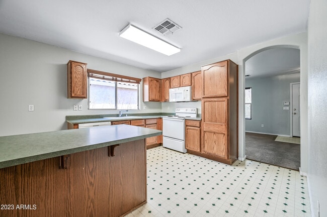 Building Photo - 808 W Roeser Rd