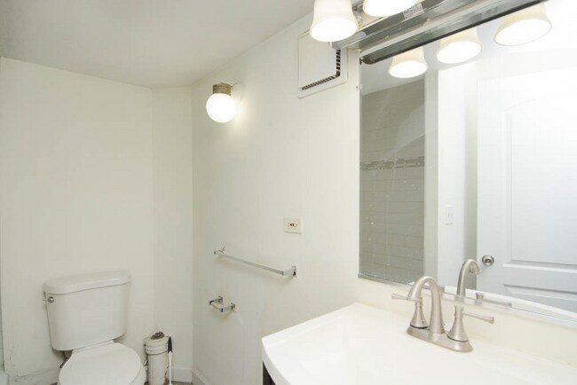 Building Photo - 1160 N La Salle Dr