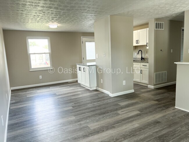 Building Photo - 912 Tellega Ave