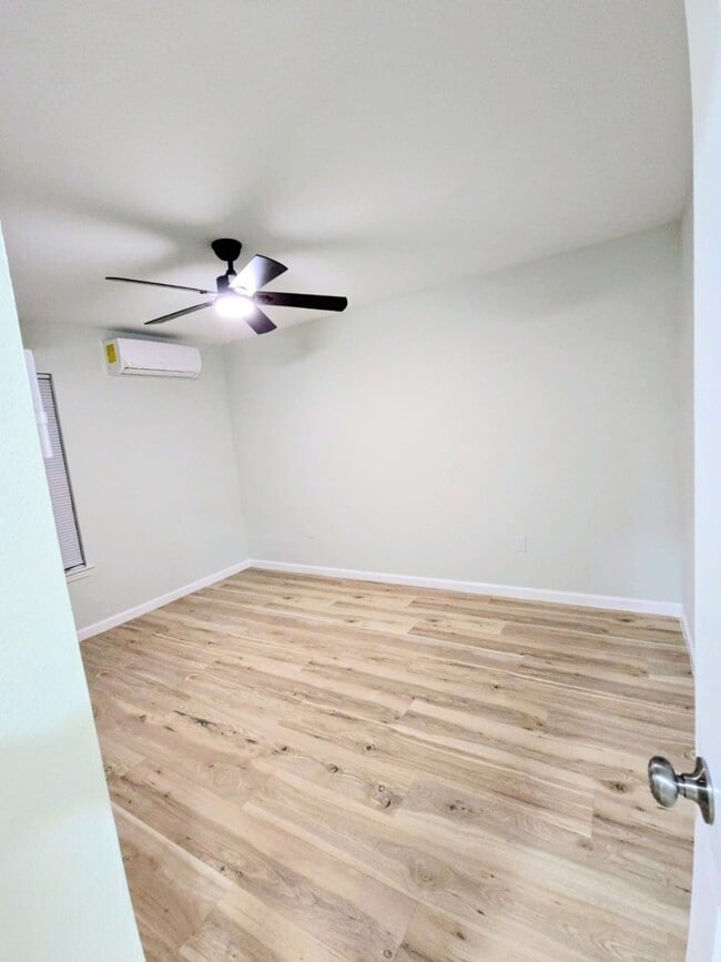 Building Photo - 401 Trichelle St