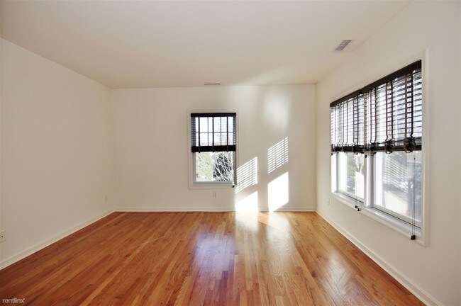 Building Photo - 2 br, 2.5 bath Townhome - Glenbrook Gables