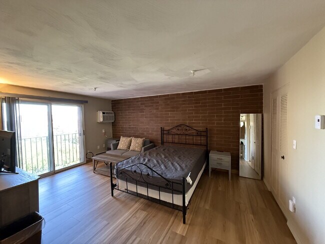 Building Photo - Modern & furnished studio unit available NOW!