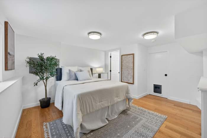 Building Photo - 876 N Mayfair Ave