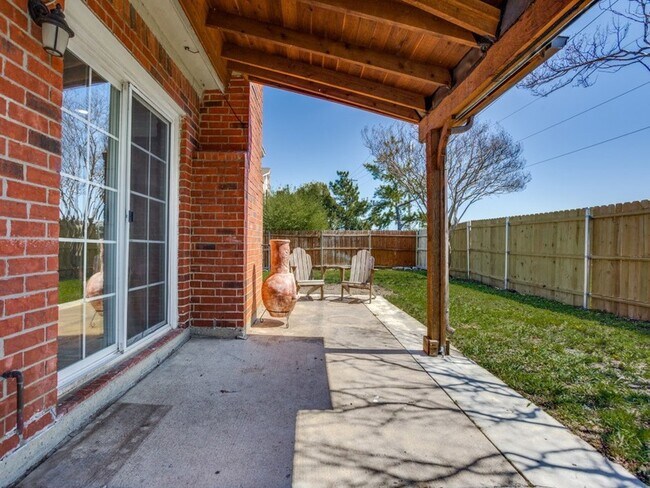 Building Photo - 220 Peach Tree Dr