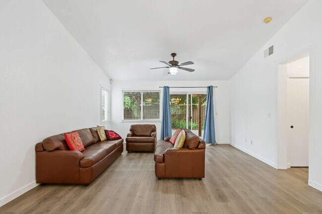 Building Photo - Updated Wildhorse Home | 2 Bed, 2 Bath | Corner Lot | Pets OK | W/D + Landscaping Included