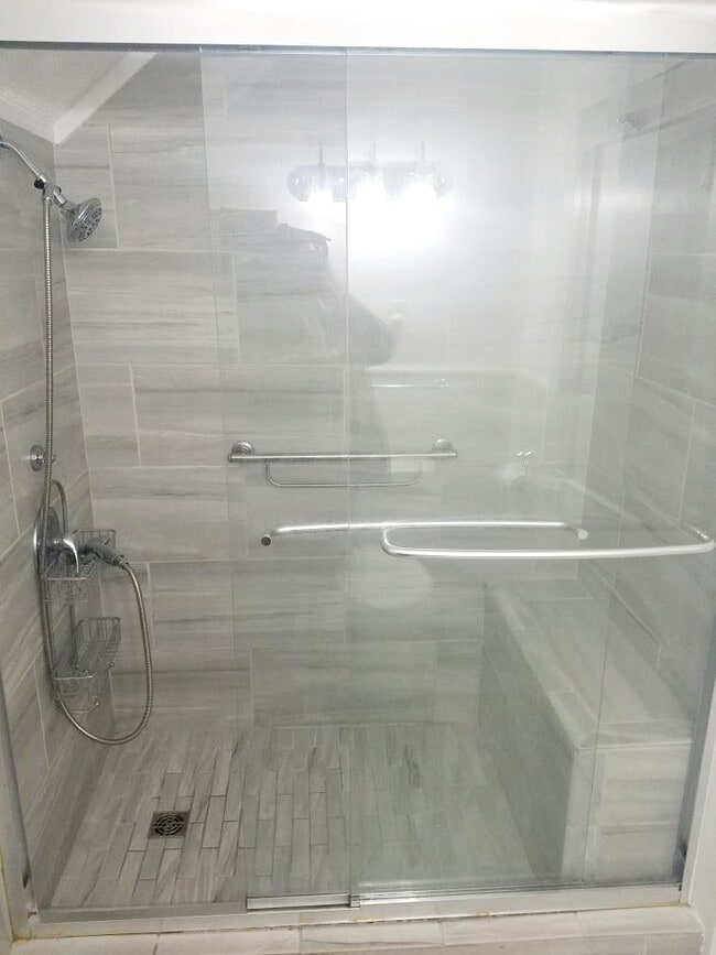 Building Photo - 327 Leslie St