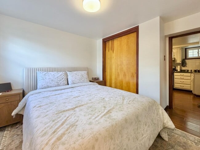 Building Photo - 196 6th St