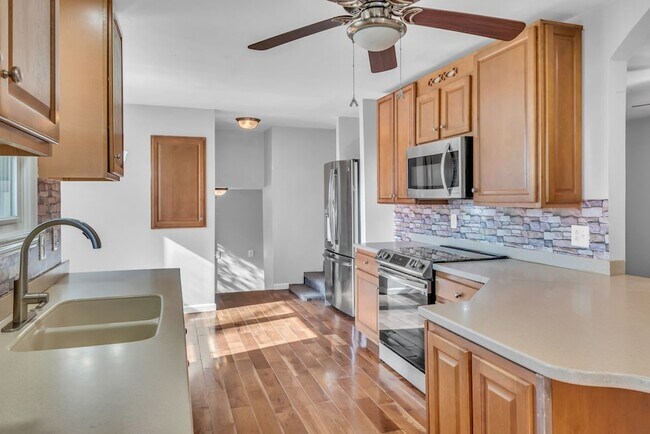 Building Photo - 1065 Lakeland Dr