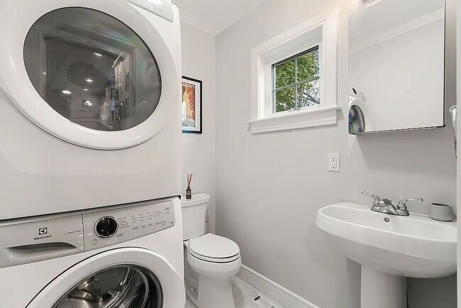 Building Photo - "Charming 1-Bedroom Haven in Boston's Vibrant Neighborhood!"