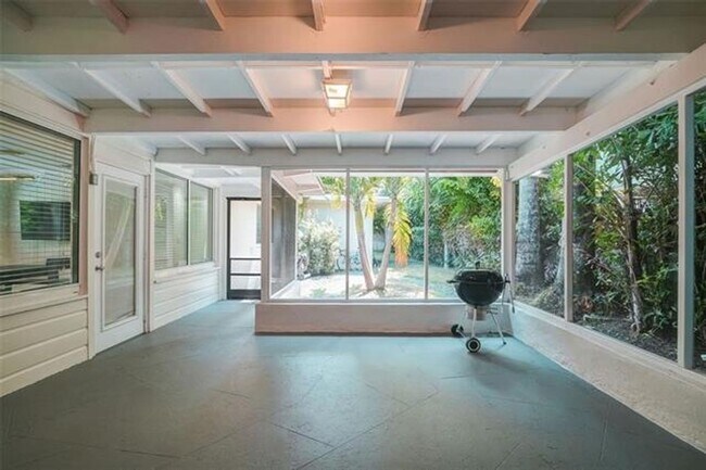 Building Photo - 60 SW 18th Terrace