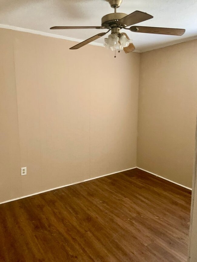Building Photo - 3 Bed/1.5 Bath House