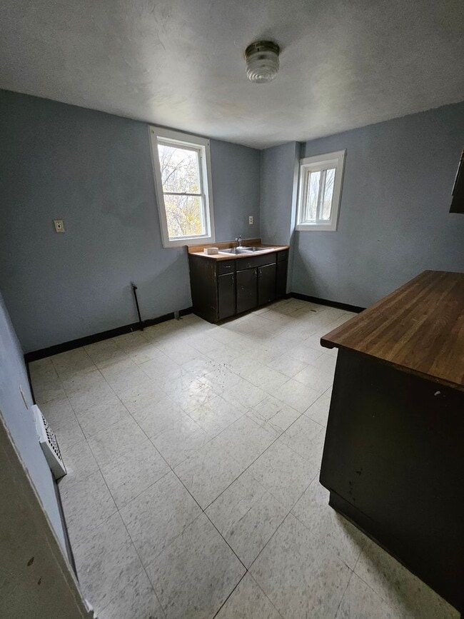 Building Photo - 1014 E 5th St