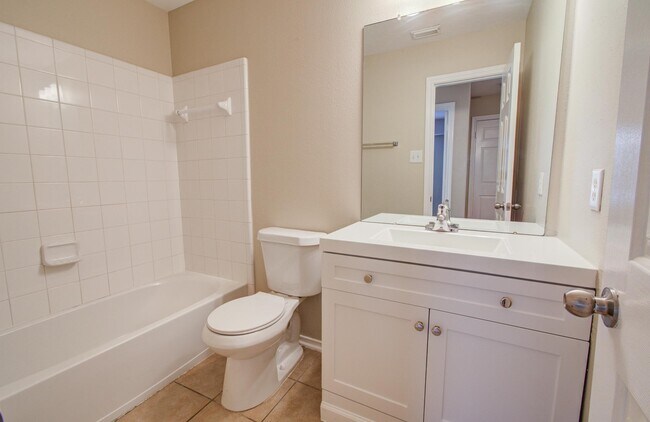 Building Photo - 17230 Oakwood Chase Dr