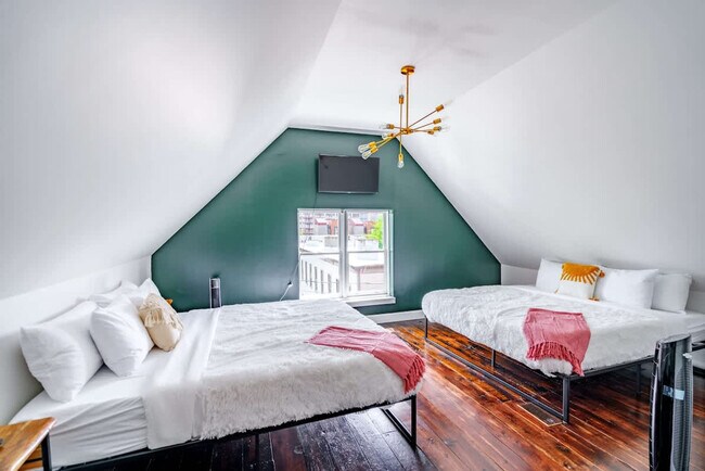 Building Photo - 98 Brickel St