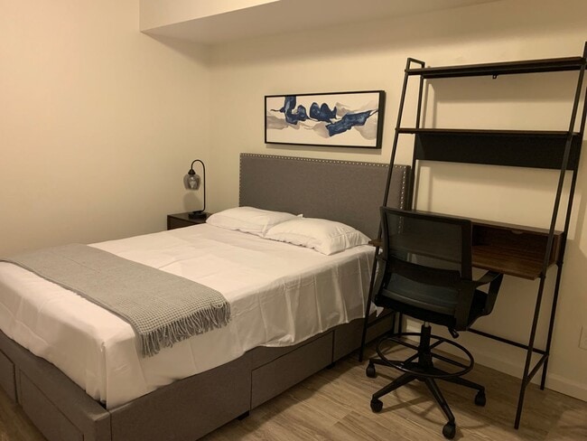 Building Photo - 2 Bedroom 1 Bath - Blocks from Pearl Street and Downtown