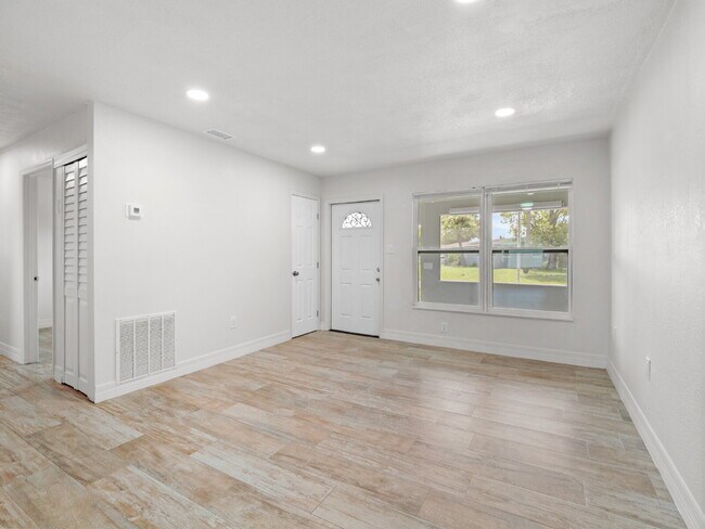 Building Photo - 5-bedroom, 3-full-bathroom