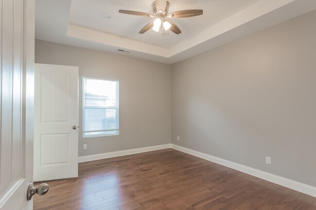 Building Photo - Downtown 3 bedroom Cottage