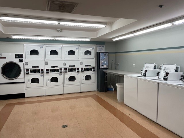 Building Photo - 40 E 9th St