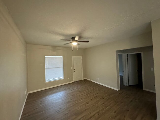 Building Photo - $1125- 3 room 2 bath - Single Family Home ...