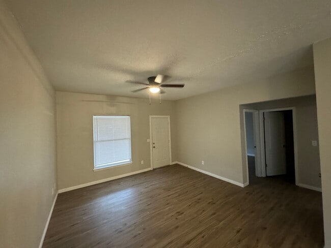 Building Photo - $1195- 3 bed 2 bath Single Family Home