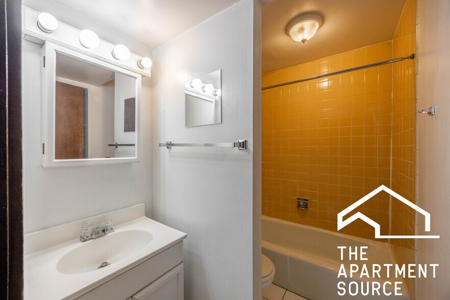 Building Photo - 1214 N La Salle Dr