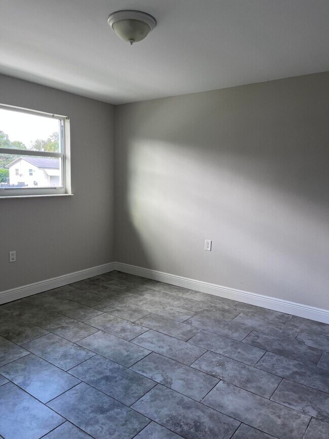 Building Photo - 8760 Lyndall Ln