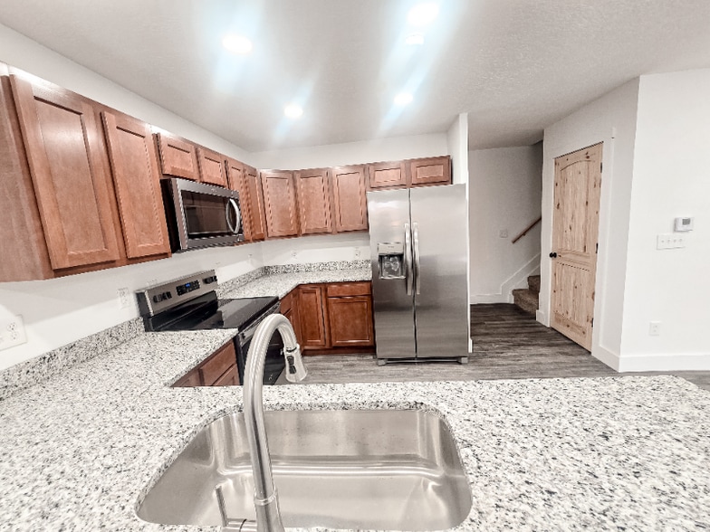 Building Photo - 122 Ivy Trce