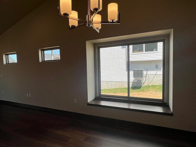 Building Photo - 707 Creekside Dr