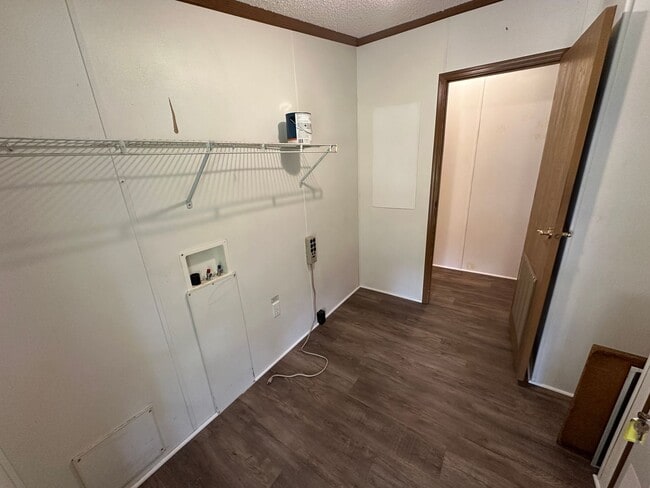 Building Photo - $1,350 / Month | 3 Bed · 2 Bath · 1,375 Sq...
