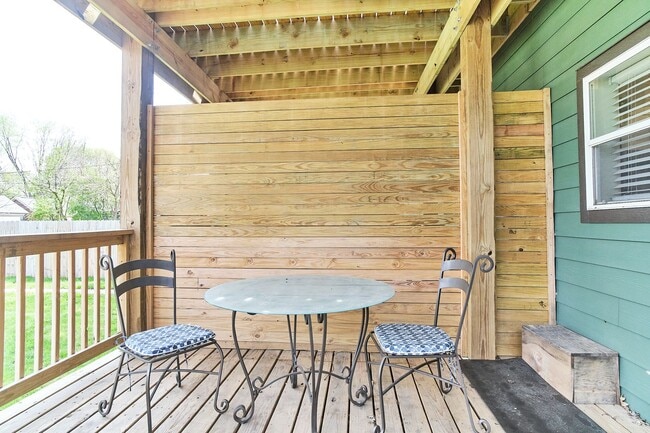 Building Photo - Fully Furnished 2BD Duplex in the Heart of...