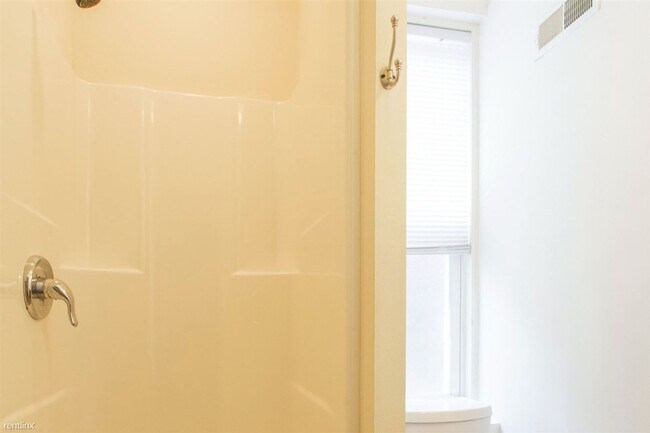 Building Photo - Delightful 5BR 3BA Townhome near Temple Un...