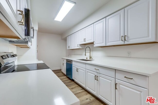 Building Photo - 435 N Oakhurst Dr