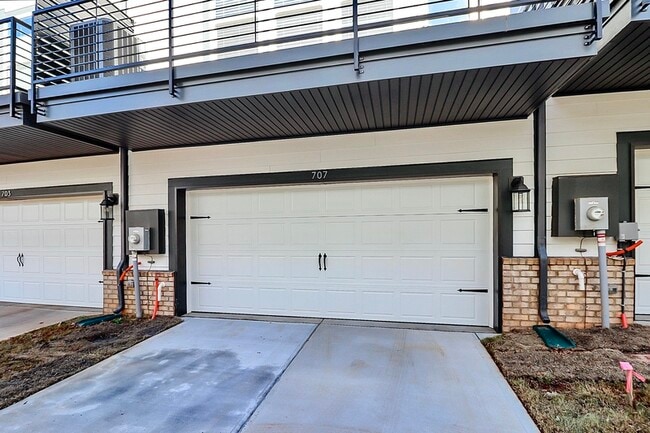 Building Photo - 707 Hoke Ln