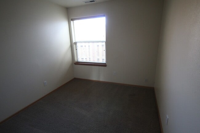 Building Photo - SW Redmond 3 Bdrm House, 2 Bath, Gas Heat & A/C, Patio & Fenced Yard, Dbl Garage