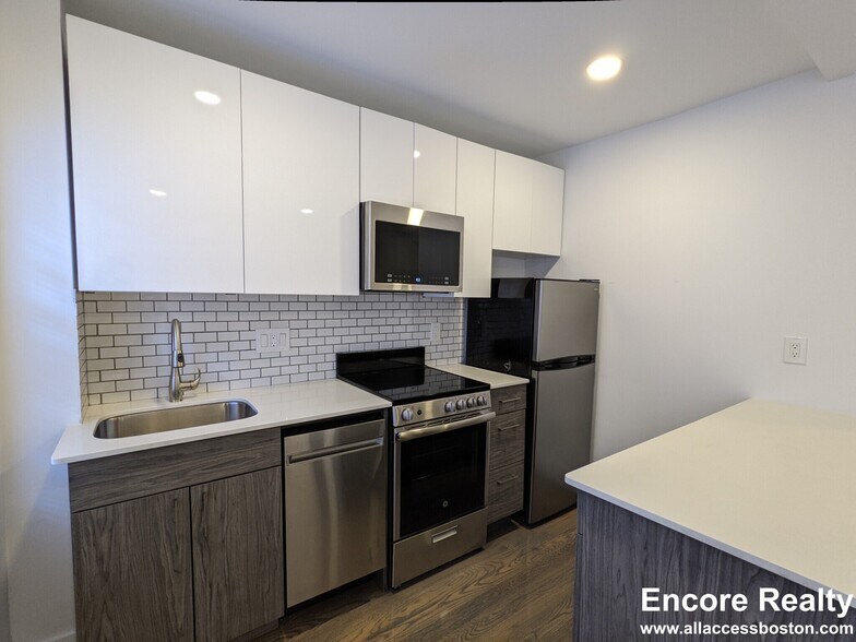 Building Photo - 61 Joy St