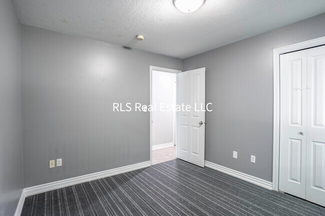 Building Photo - 1547 N Riverside Ave