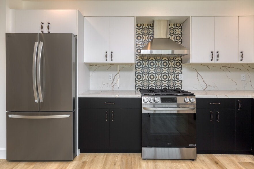 Building Photo - 854 S Sycamore Ave