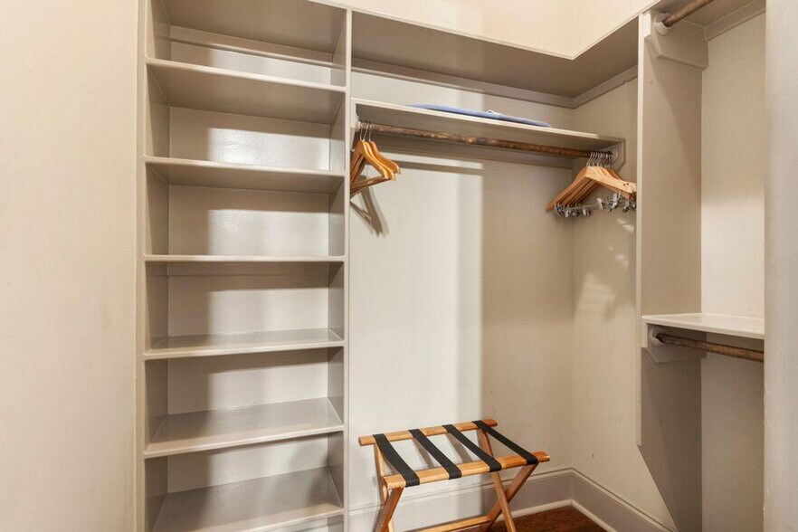 Building Photo - 30 Baronne St