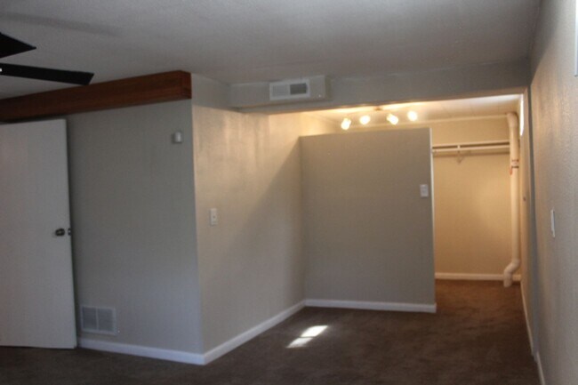 Building Photo - Stunning 3 bedroom/ 1 3/4 bath Ranch in Ha...