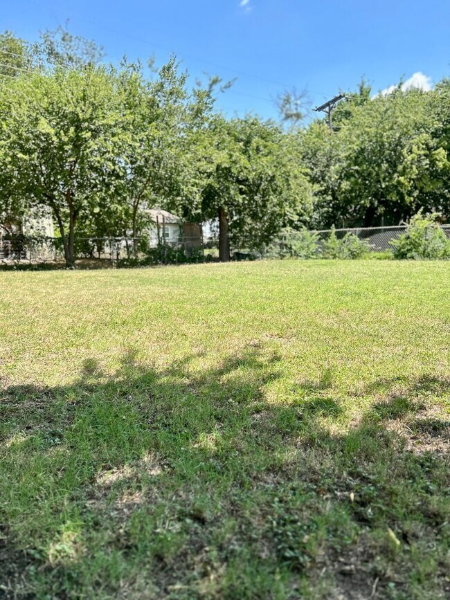 Building Photo - Cozy Home located in the heart of Burleson