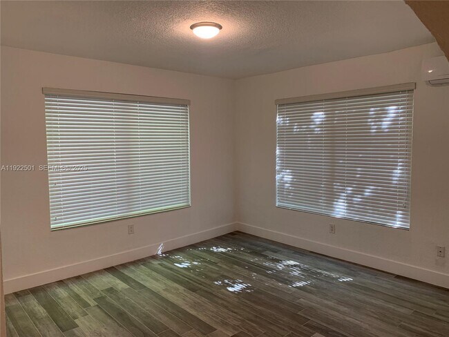 Building Photo - 712 SW 56th Ave